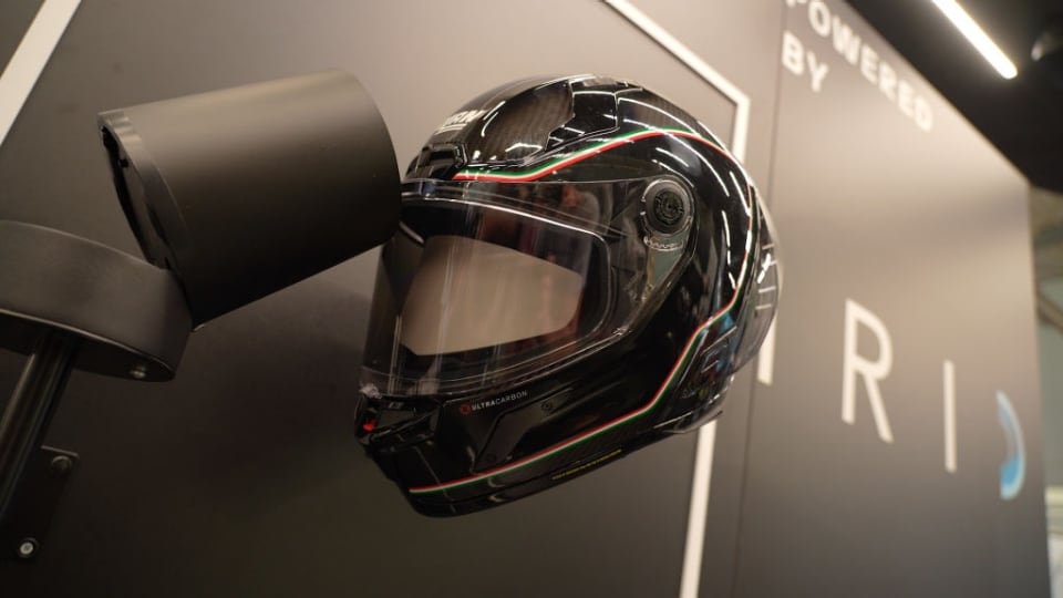 L'invenzione più interessante vista a EICMA 2025? La visiera che si oscura in automatico con la luce (che debutterà su un Nolan)